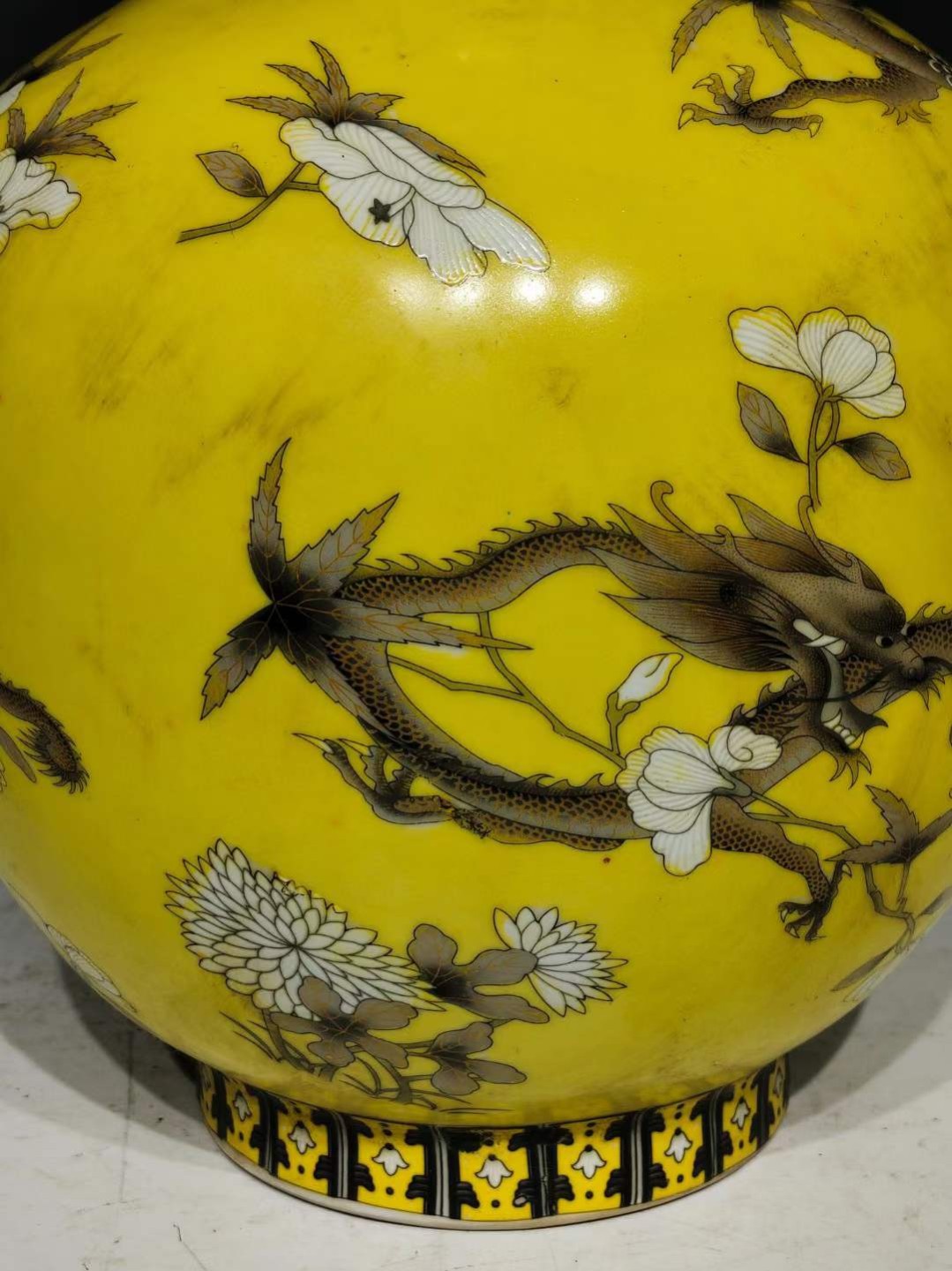 美品.款式“永庆长春”大雅斋慈禧太后专用瓷粉彩龙纹掸瓶 美品.款式“永庆长春”大雅斋慈禧太后专用瓷粉彩龙纹掸瓶