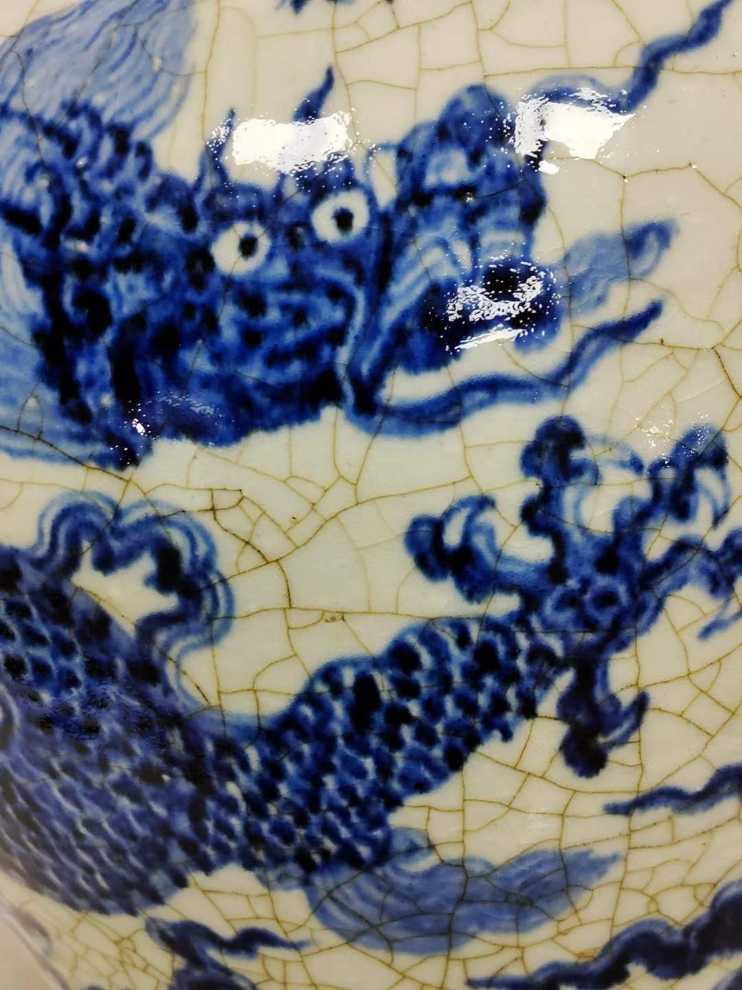 美品·款式“大明宣德年制”精工细作青花龙纹罐，开片遍布器身，器型周正，品相完好如图