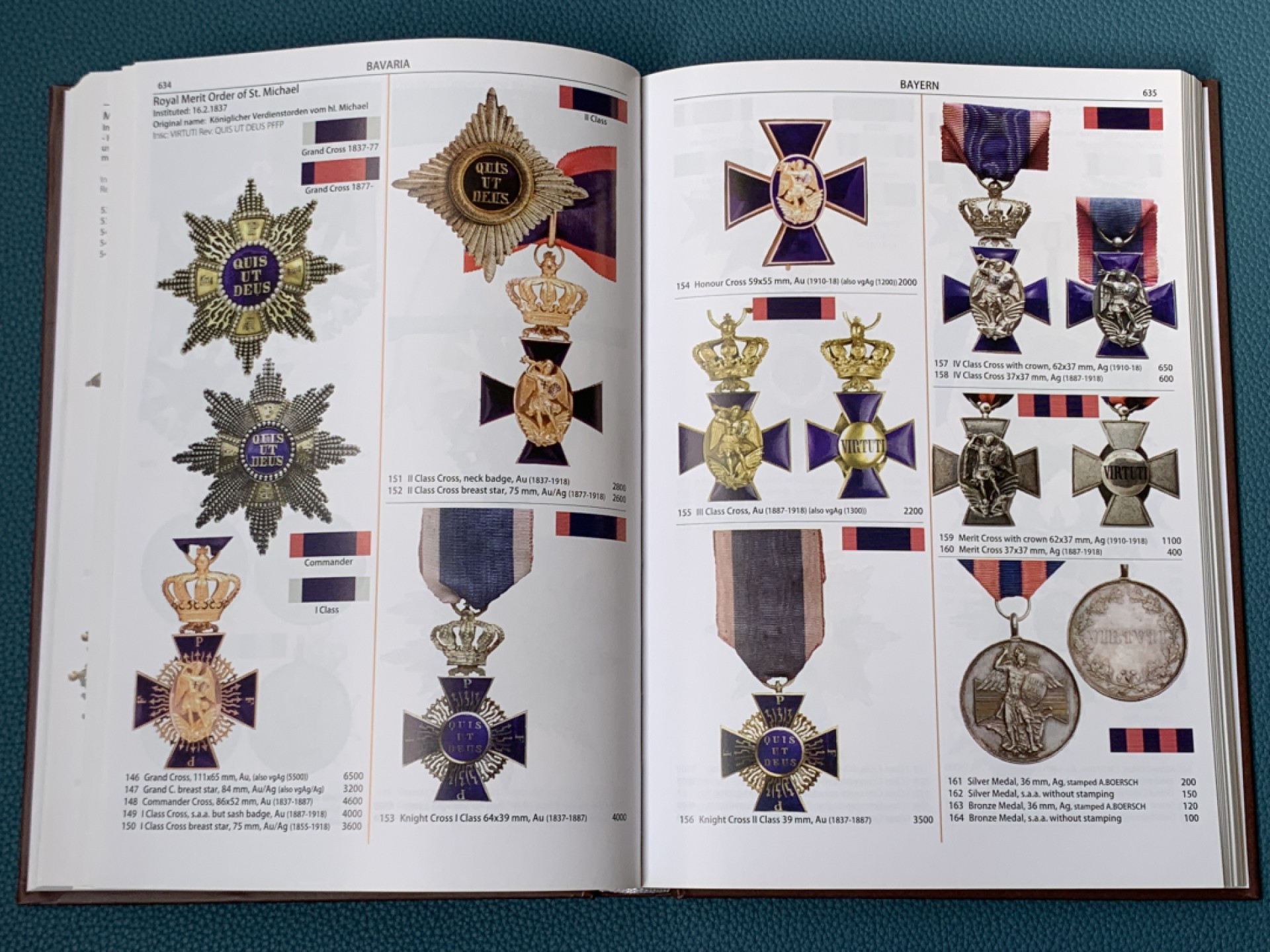 《竞宝斋》第154场-周日，周一，周四 3场 (全场包邮) 世界奖章军功章纪念章目录大全 共四册 按字母区分国家 彩色 附带市场价 只有这一套 卖完就没了