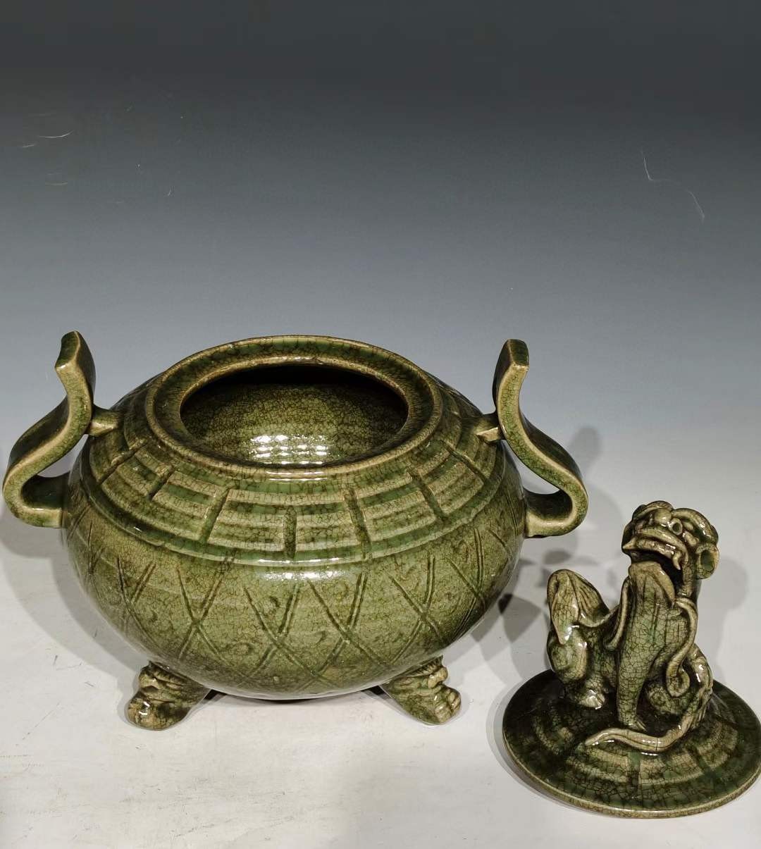 美品.精品龙泉窑青釉暗纹刻瓷八卦纹三足冲耳兽首熏香炉 美品.精品龙泉窑青釉暗纹刻瓷八卦纹三足冲耳兽首熏香炉