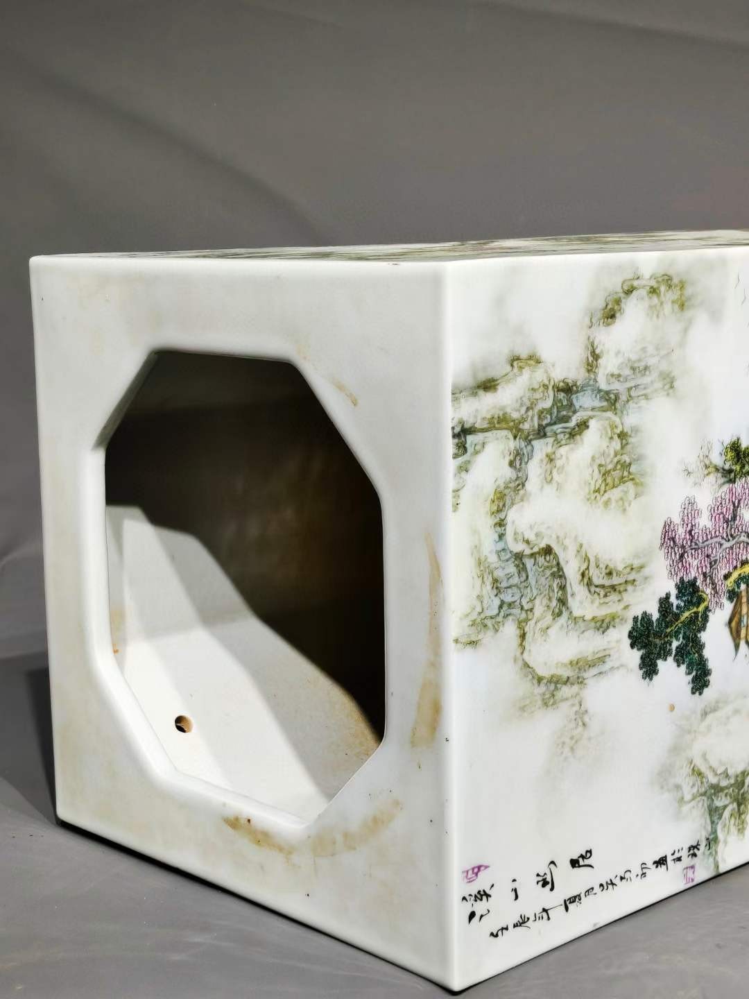 旧藏：精绘满工粉彩山水纹方形箭筒 ，器形规整，老化明显，品相完整，成色如图。