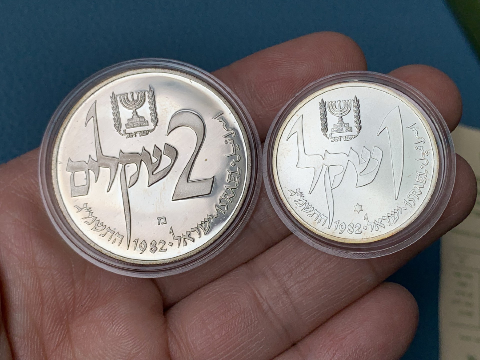 《竞宝斋》第154场-周日，周一，周四 3场 (全场包邮) 以色列1982年 光明节纪念 1和2新谢尔克银币 精制 一对 原盒带证书的少见