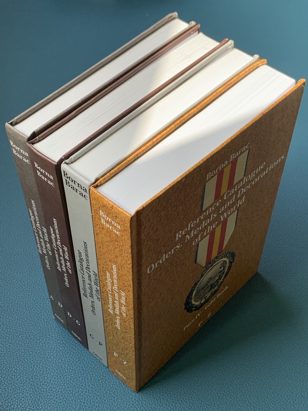 《竞宝斋》第154场-周日，周一，周四 3场 (全场包邮) 世界奖章军功章纪念章目录大全 共四册 按字母区分国家 彩色 附带市场价 只有这一套 卖完就没了