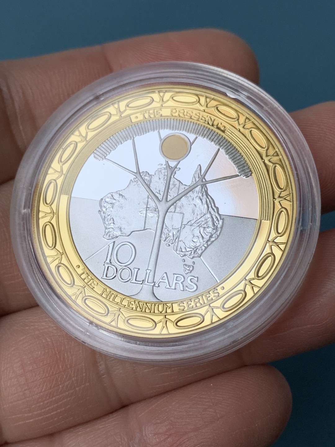 《竞宝斋》第154场-周日，周一，周四 3场 (全场包邮) 澳大利亚2000年 千禧年纪念 10元 精制大银币 边缘渡24K金子 币是纯银 36.01克