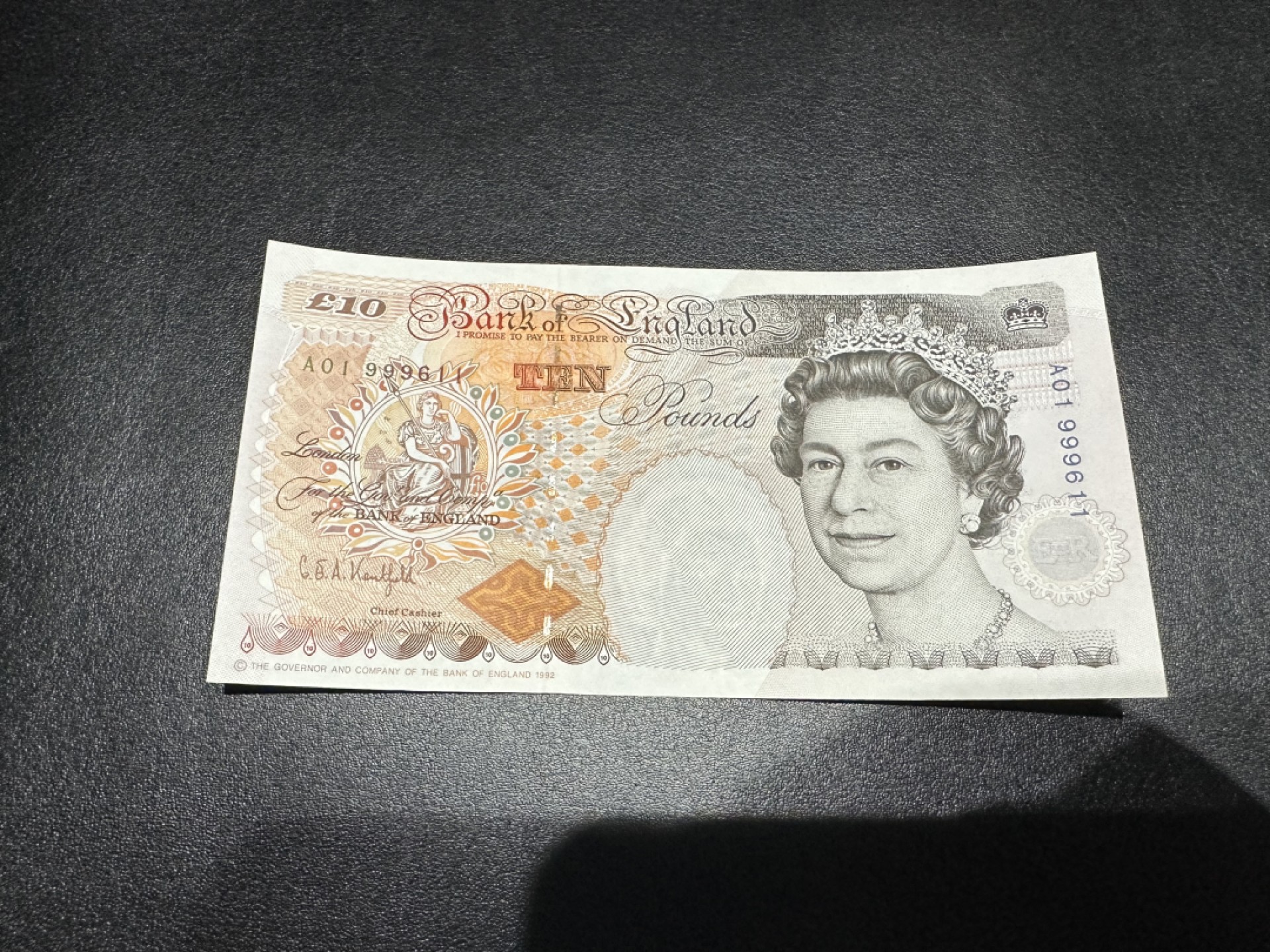 《外钞收藏家》第二百六十二期（连拍第二场） 英国E序列10镑 全新UNC A01首发冠 无47靓号