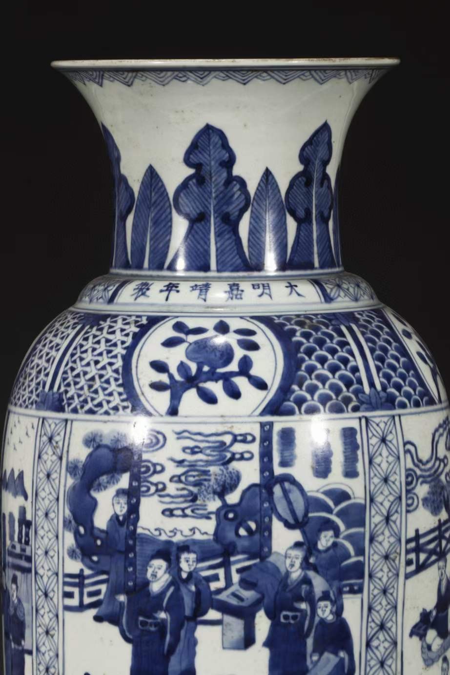 美品.款式“大明嘉靖年制”精工细作青花开窗人物纹桶瓶