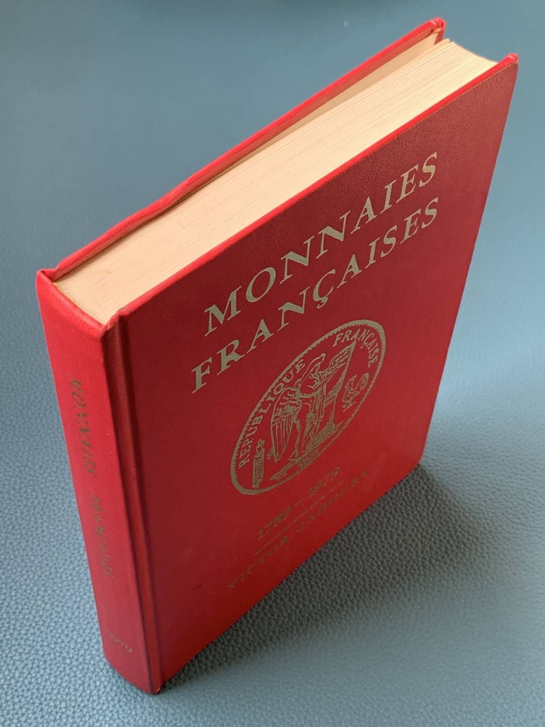 《竞宝斋》第154场-周日，周一，周四 3场 (全场包邮) 法国硬币红宝书《MONNAIES FRANCAISES》1979年版，半个世纪的文献级古董目录，好品相，本身即收藏品
