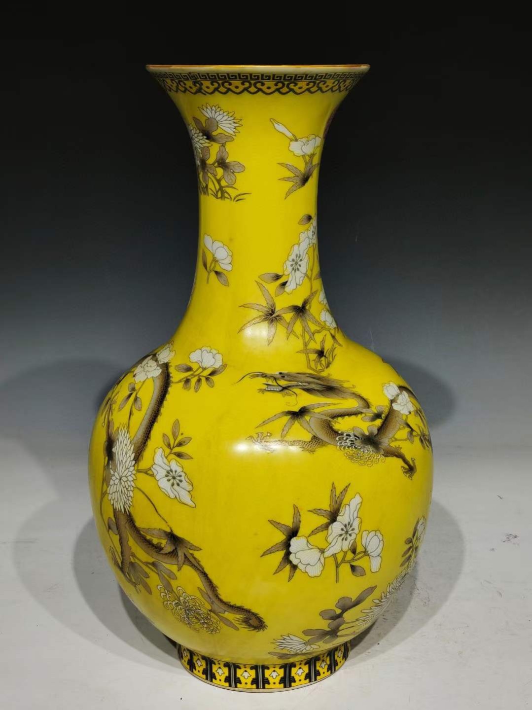 美品.款式“永庆长春”大雅斋慈禧太后专用瓷粉彩龙纹掸瓶 美品.款式“永庆长春”大雅斋慈禧太后专用瓷粉彩龙纹掸瓶