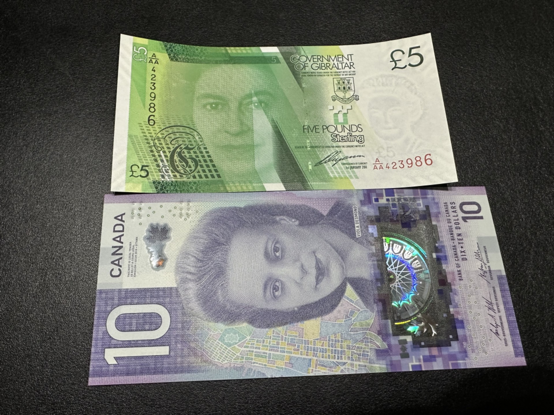 《外钞收藏家》第二百六十一期（连拍第一场） 直布罗陀5镑 AAA冠+加拿大10 两张一起 全新UNC
