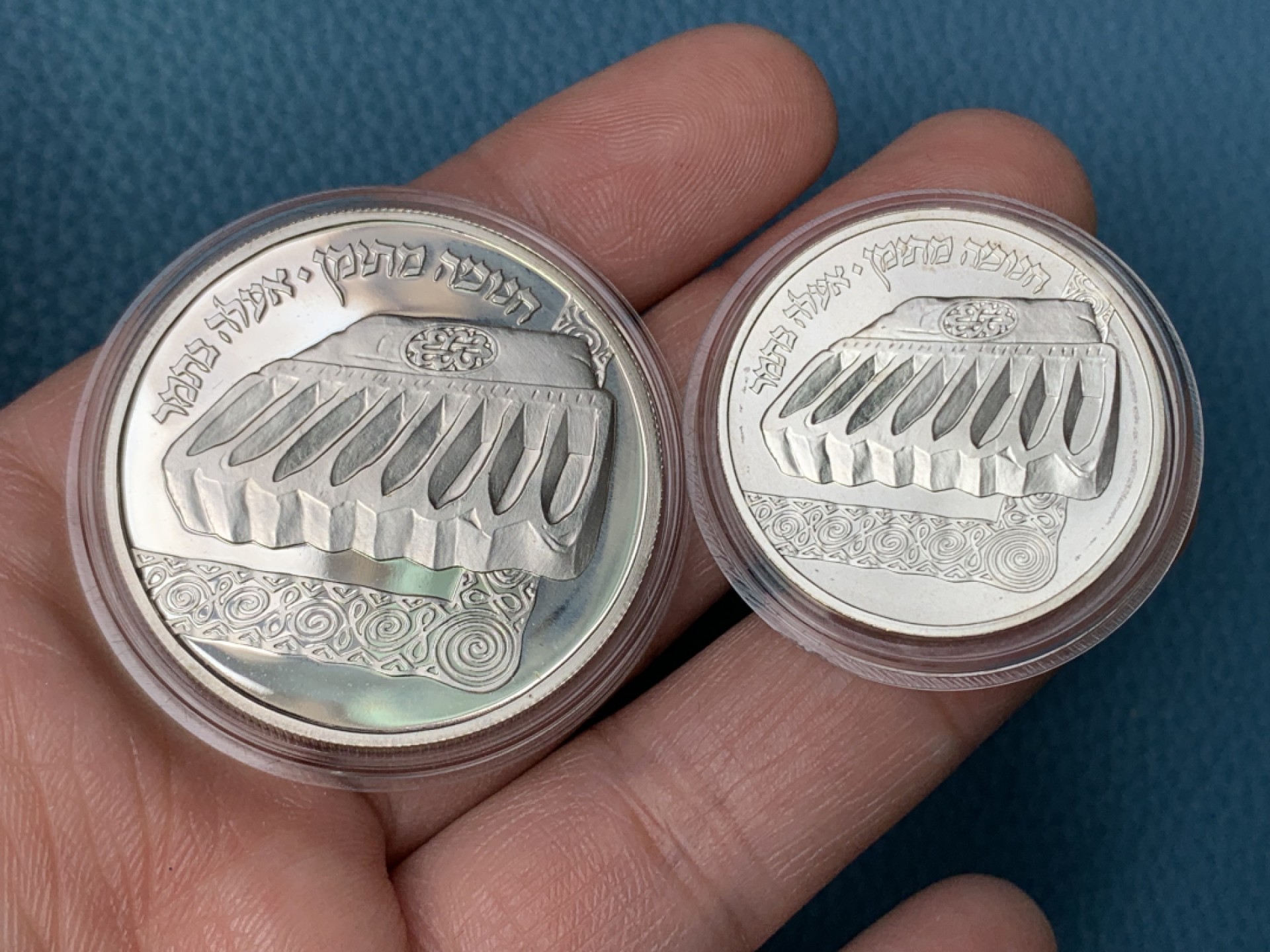 《竞宝斋》第154场-周日，周一，周四 3场 (全场包邮) 以色列1982年 光明节纪念 1和2新谢尔克银币 精制 一对 原盒带证书的少见