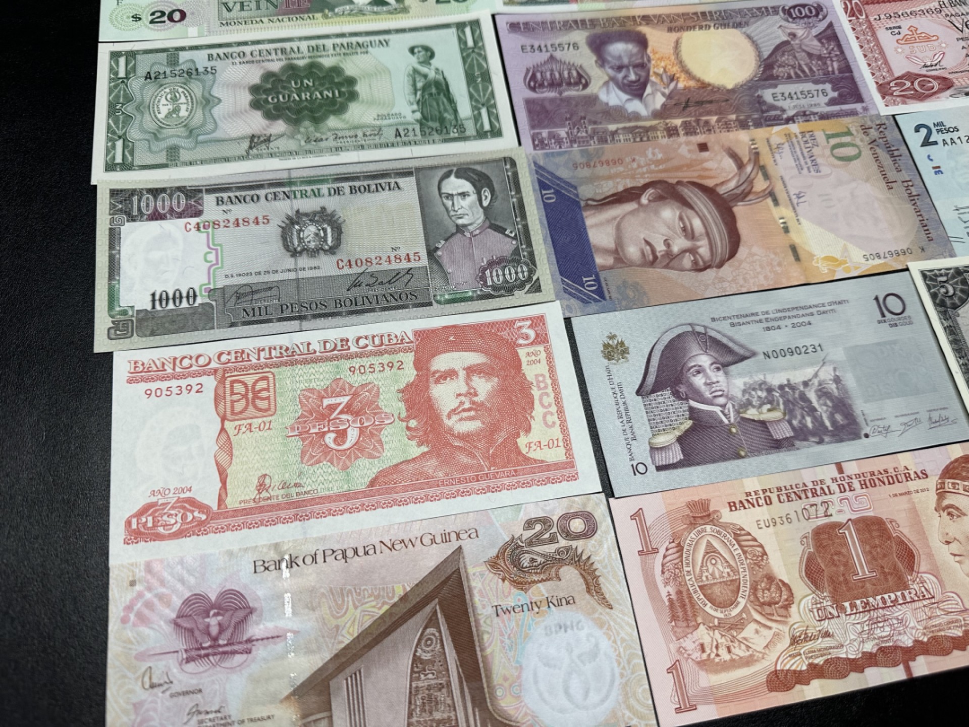 《外钞收藏家》第二百六十一期（连拍第一场） 15张精美纸币一起 全新UNC