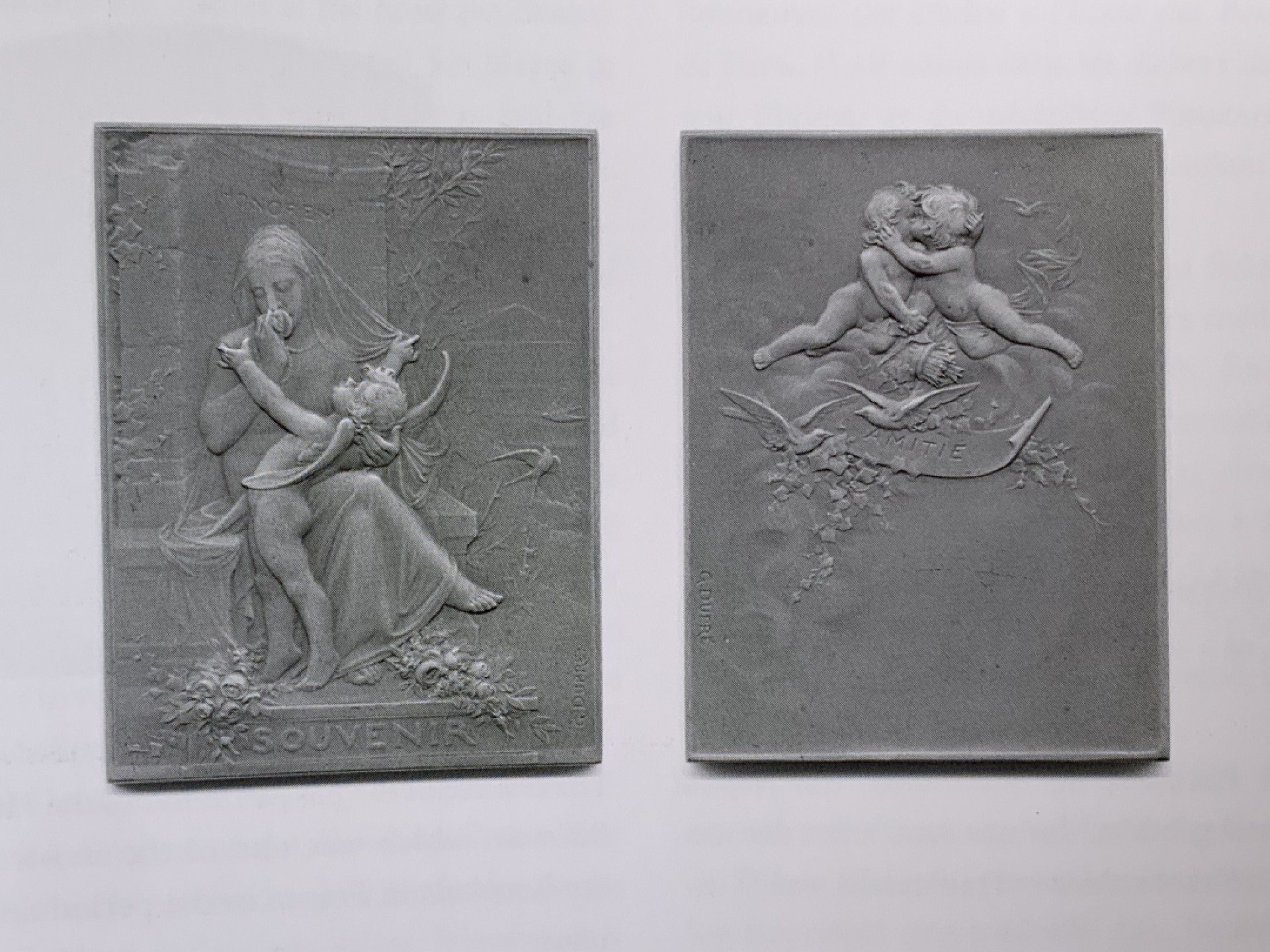 《竞宝斋》第154场-周日，周一，周四 3场 (全场包邮) 马耶尔法国章牌标准目录 ，415页纸张精良，书重5斤多，画面精美。法系麦朵尔章牌必备书籍，几乎涵盖所有法系章牌的介绍