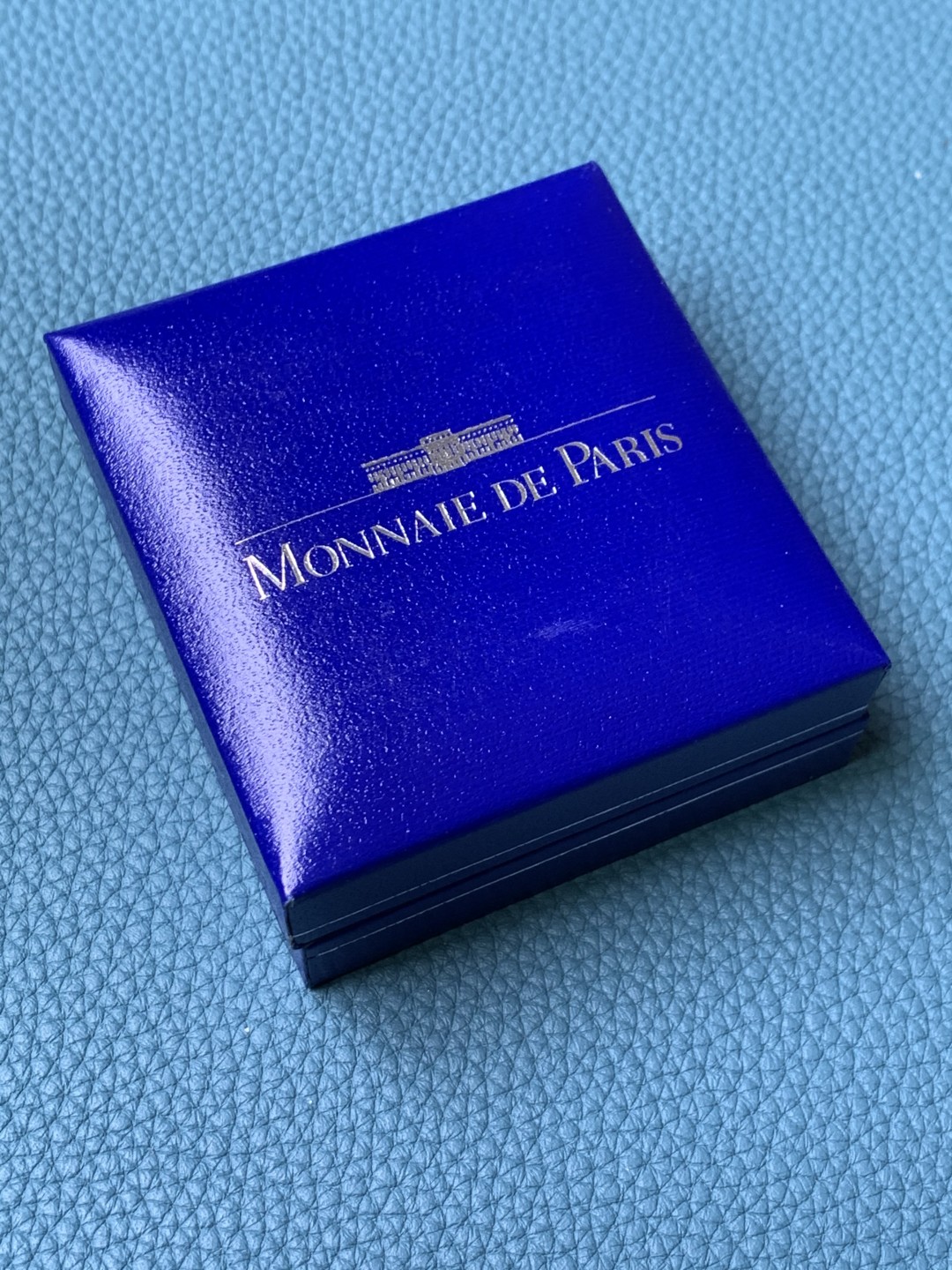 《竞宝斋》第154场-周日，周一，周四 3场 (全场包邮) 法国2002年 飞行员查尔斯七十五周年纪念 精制大银币