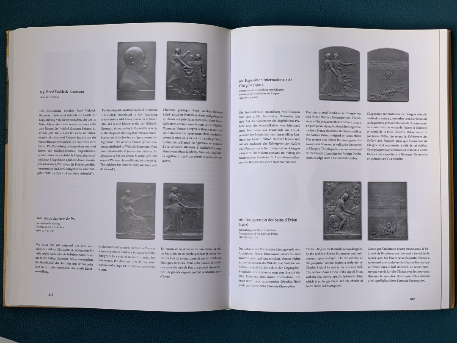 《竞宝斋》第154场-周日，周一，周四 3场 (全场包邮) 马耶尔法国章牌标准目录 ，415页纸张精良，书重5斤多，画面精美。法系麦朵尔章牌必备书籍，几乎涵盖所有法系章牌的介绍