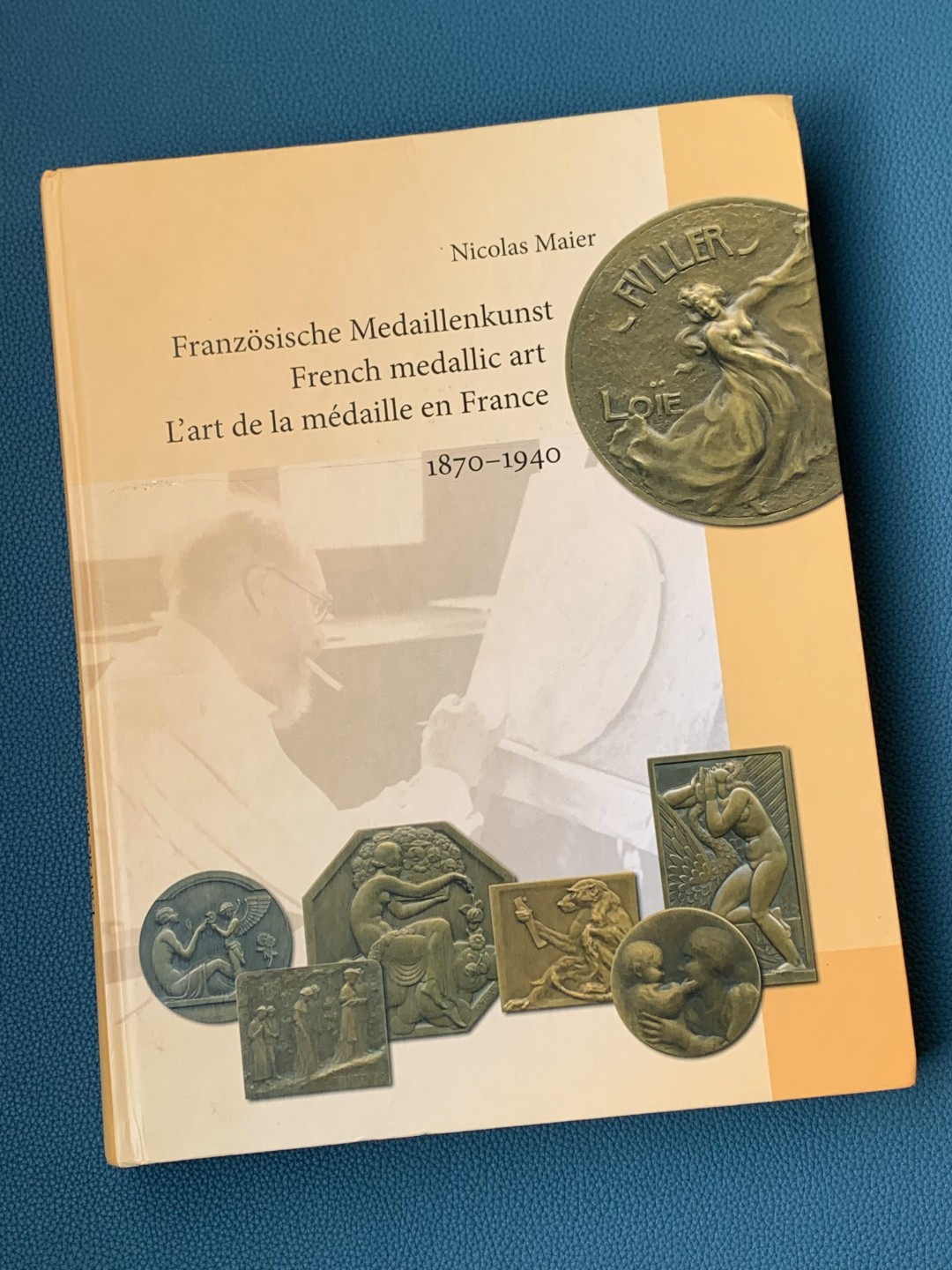 《竞宝斋》第154场-周日，周一，周四 3场 (全场包邮) 马耶尔法国章牌标准目录 ，415页纸张精良，书重5斤多，画面精美。法系麦朵尔章牌必备书籍，几乎涵盖所有法系章牌的介绍