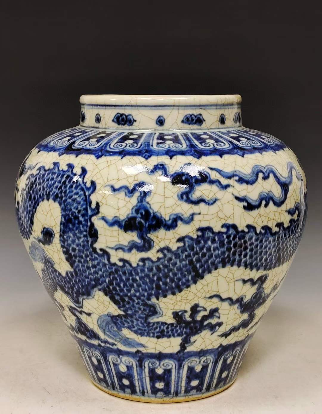 美品·款式“大明宣德年制”精工细作青花龙纹罐，开片遍布器身，器型周正，品相完好如图