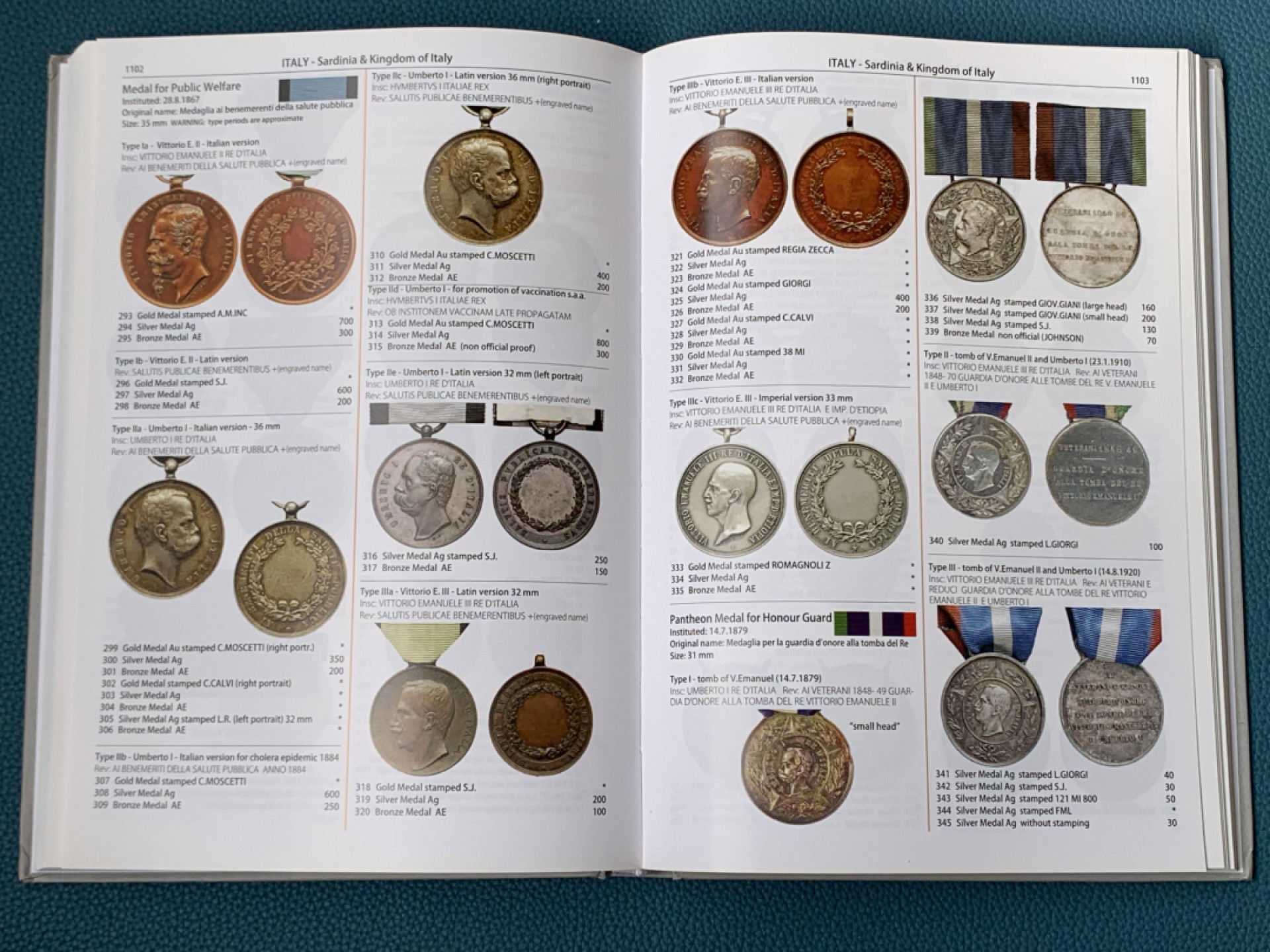 《竞宝斋》第154场-周日，周一，周四 3场 (全场包邮) 世界奖章军功章纪念章目录大全 共四册 按字母区分国家 彩色 附带市场价 只有这一套 卖完就没了