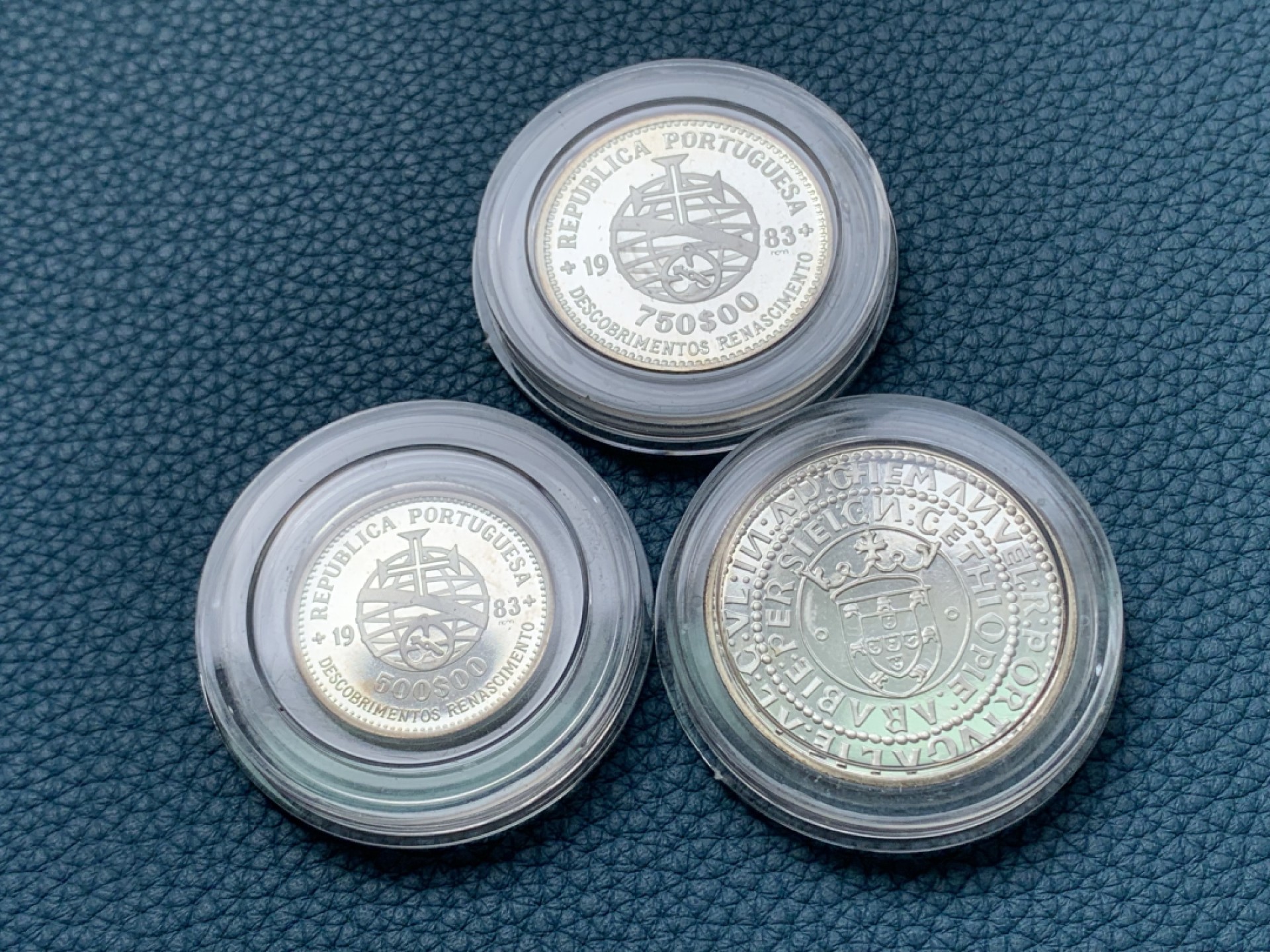 《竞宝斋》第154场-周日，周一，周四 3场 (全场包邮) 葡萄牙1983年 世博会纪念 500/750/1000埃斯库多精制银币 普制多见 这个原盒的精制就罕见了