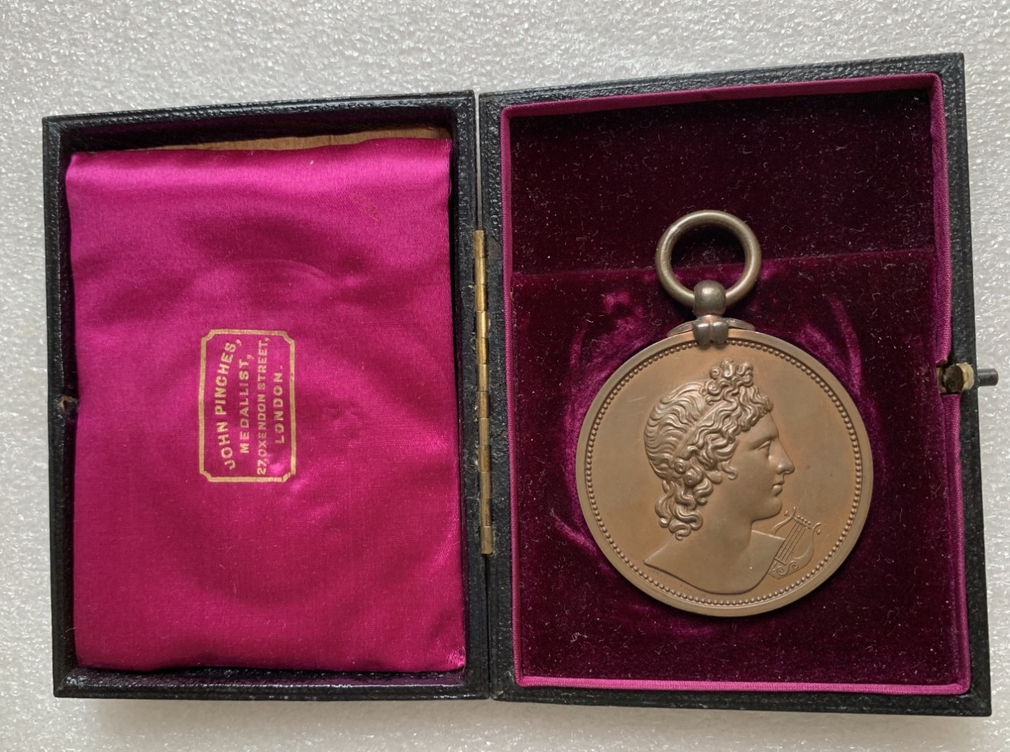 瓶子🏺第87期拍卖会 1896年英国伦敦皇家音乐学院铜章（原盒）直径40mm重量31.5g