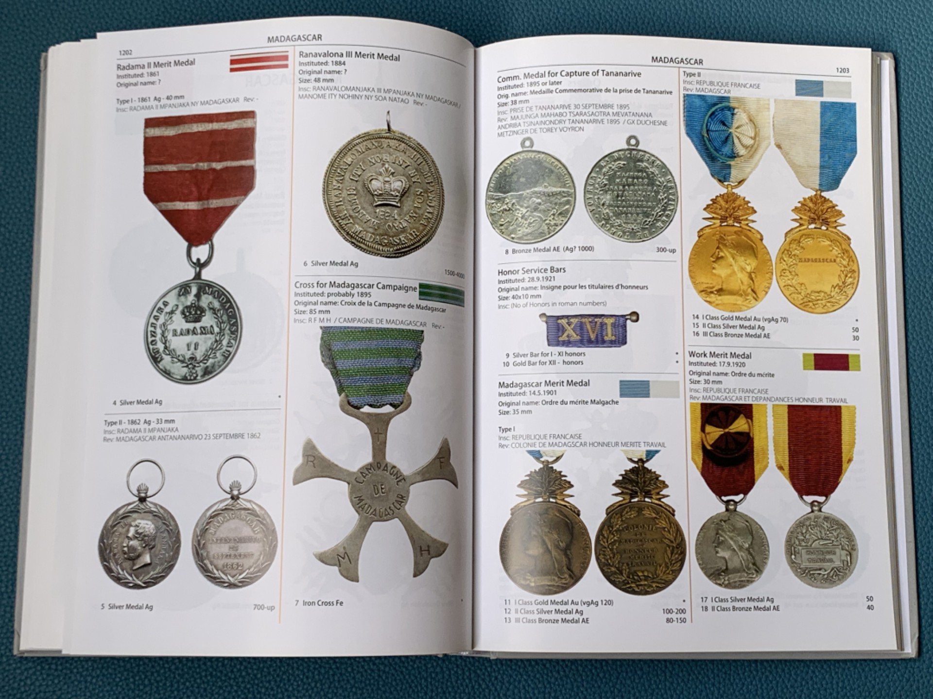 《竞宝斋》第154场-周日，周一，周四 3场 (全场包邮) 世界奖章军功章纪念章目录大全 共四册 按字母区分国家 彩色 附带市场价 只有这一套 卖完就没了