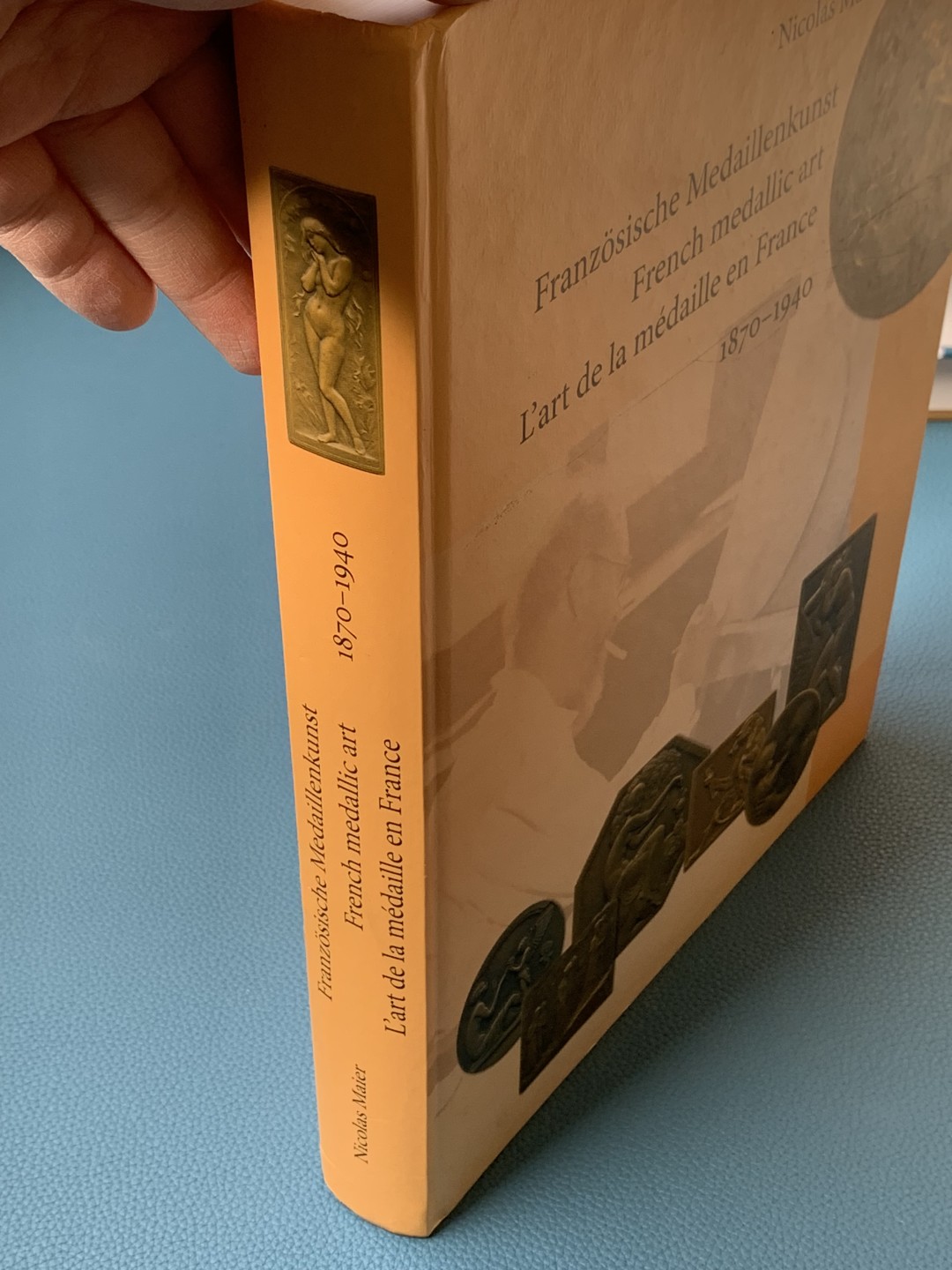 《竞宝斋》第154场-周日，周一，周四 3场 (全场包邮) 马耶尔法国章牌标准目录 ，415页纸张精良，书重5斤多，画面精美。法系麦朵尔章牌必备书籍，几乎涵盖所有法系章牌的介绍