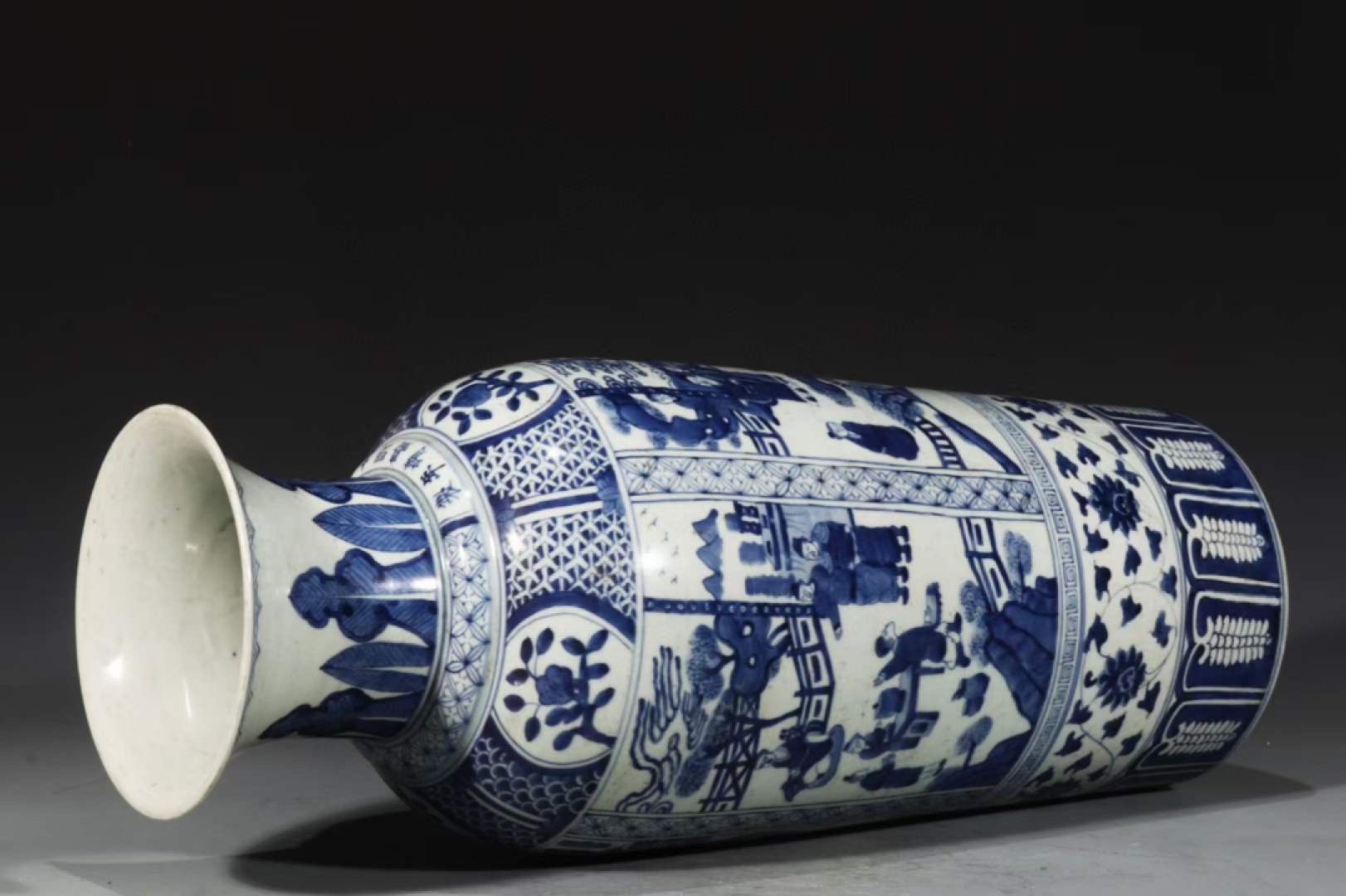 美品.款式“大明嘉靖年制”精工细作青花开窗人物纹桶瓶
