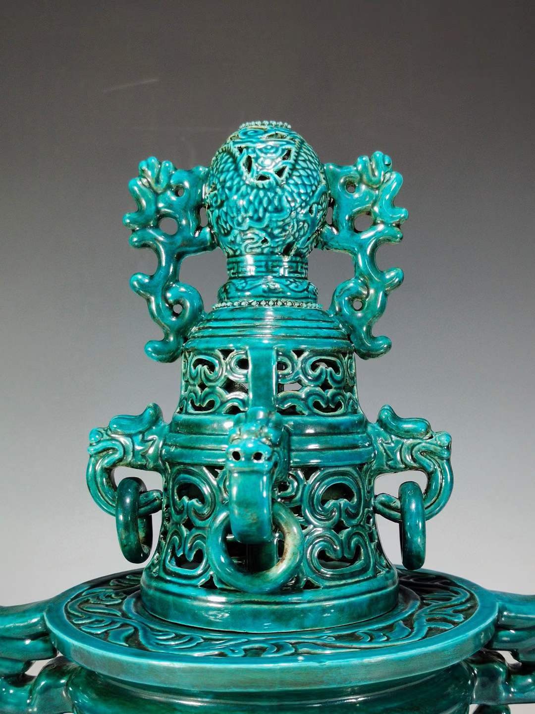 大清乾隆年制·精工细作满工绿釉暗饰刻瓷两体熏香炉。 - 亚太艺术品