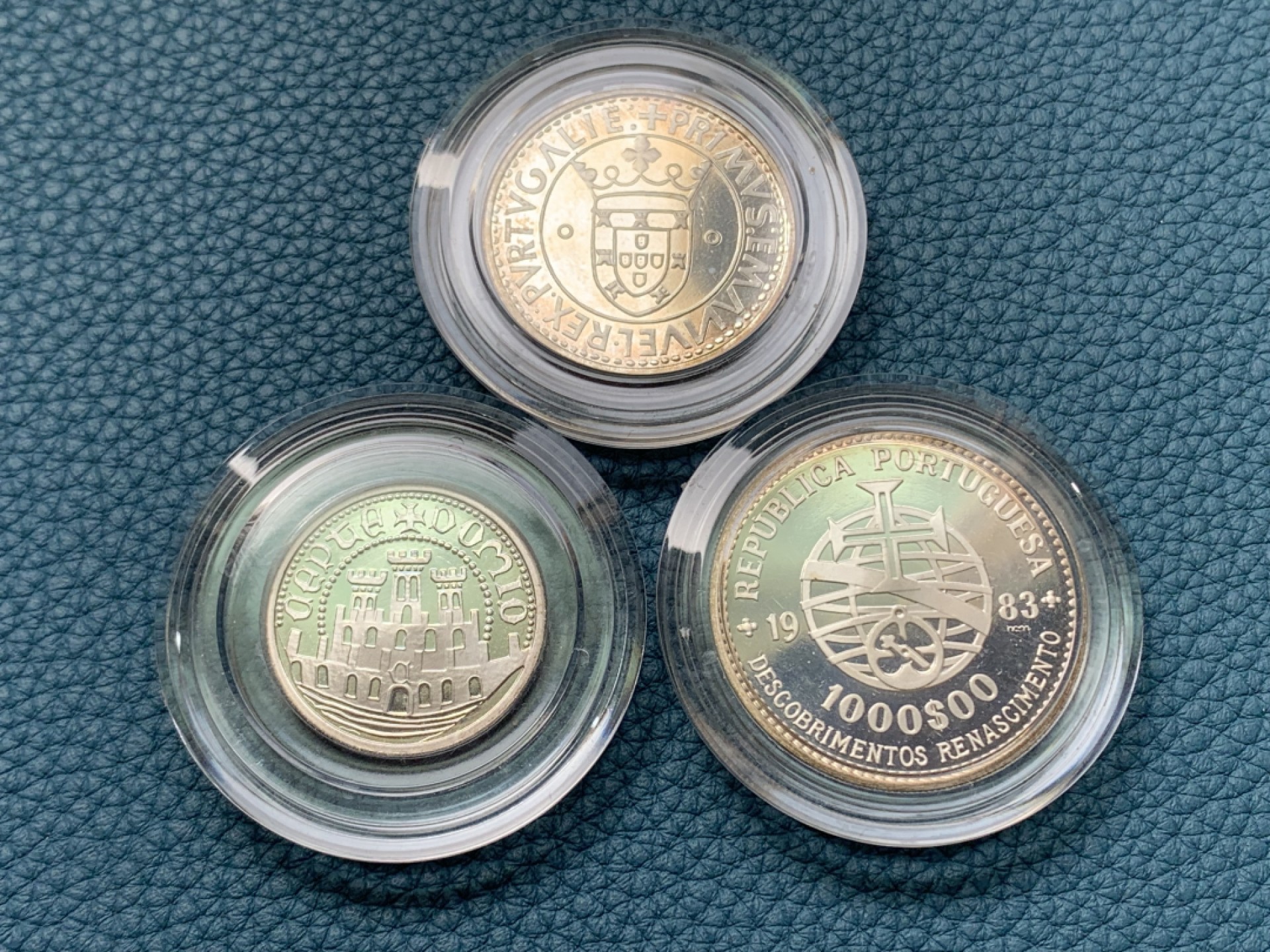 《竞宝斋》第154场-周日，周一，周四 3场 (全场包邮) 葡萄牙1983年 世博会纪念 500/750/1000埃斯库多精制银币 普制多见 这个原盒的精制就罕见了