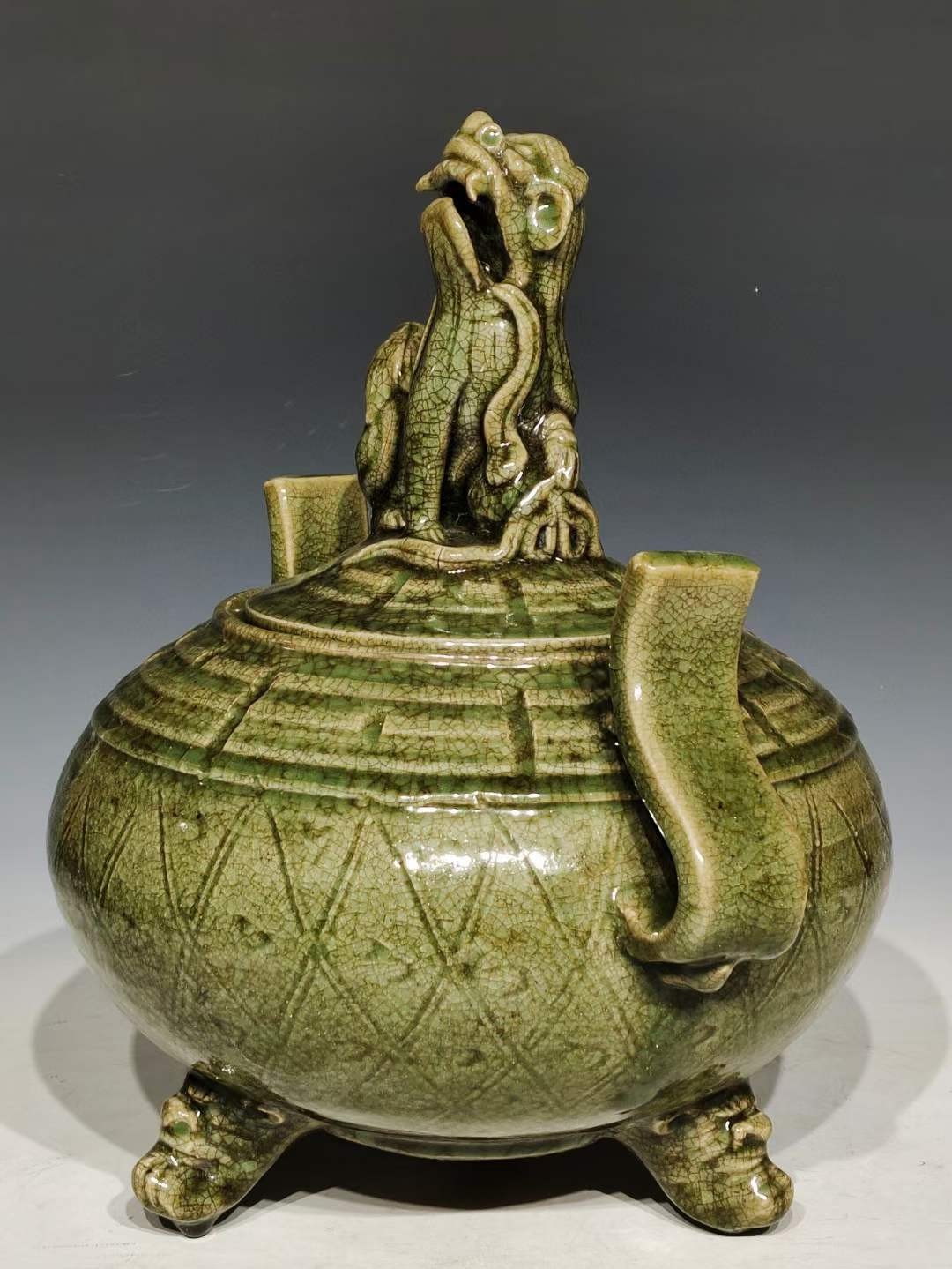 美品.精品龙泉窑青釉暗纹刻瓷八卦纹三足冲耳兽首熏香炉