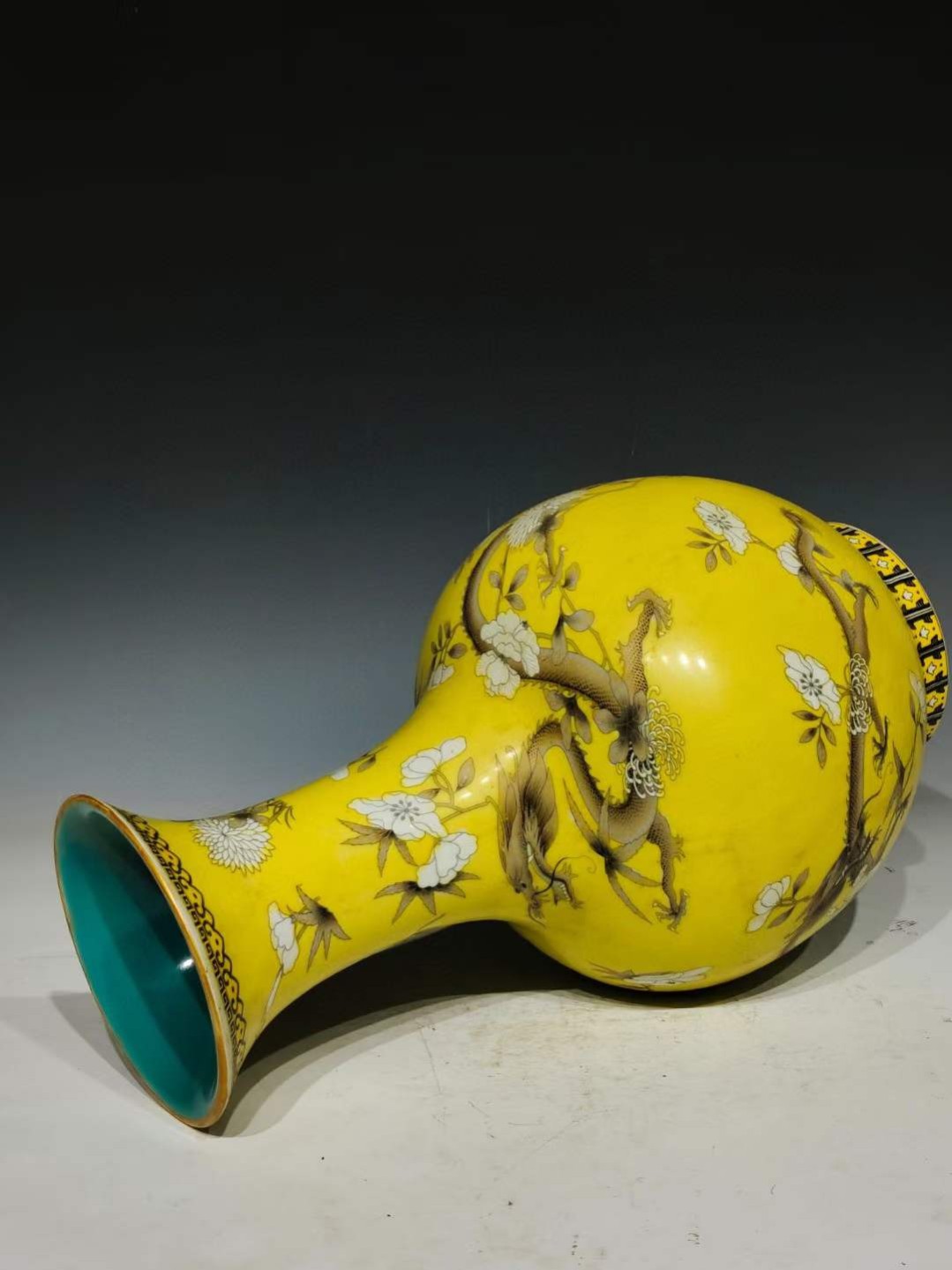 美品.款式“永庆长春”大雅斋慈禧太后专用瓷粉彩龙纹掸瓶 美品.款式“永庆长春”大雅斋慈禧太后专用瓷粉彩龙纹掸瓶