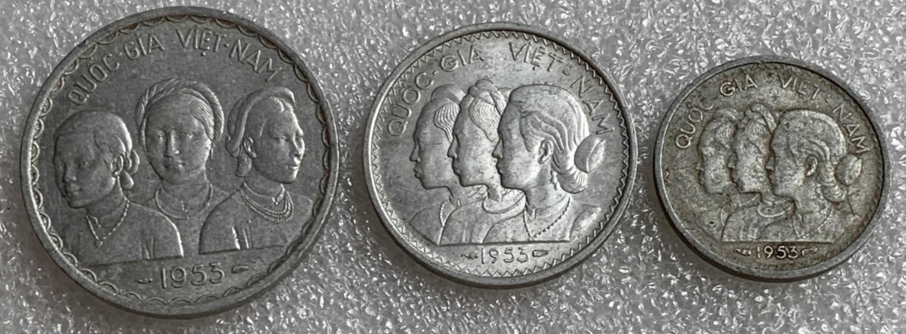 瓶子🏺第87期拍卖会 越南1953年吴庭艳政府三姐妹3枚套（1）