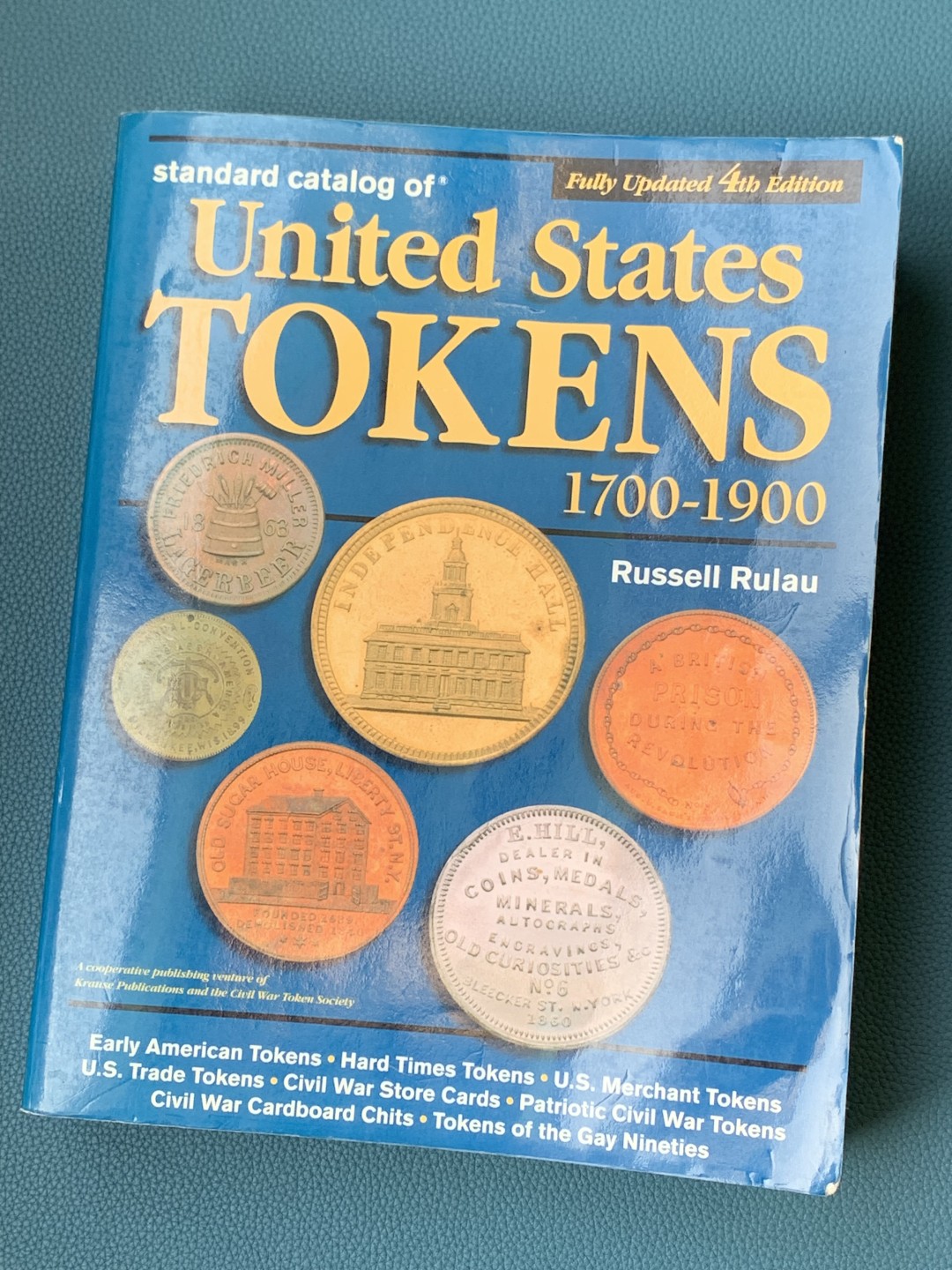 《竞宝斋》第154场-周日，周一，周四 3场 (全场包邮) 克劳斯美国代币目录  1700-1900年，稀少资料， 1200页超厚，此资料辗转多次国外藏家手里购得背回，很多难查询的硬币都靠它，目录索引全而方便