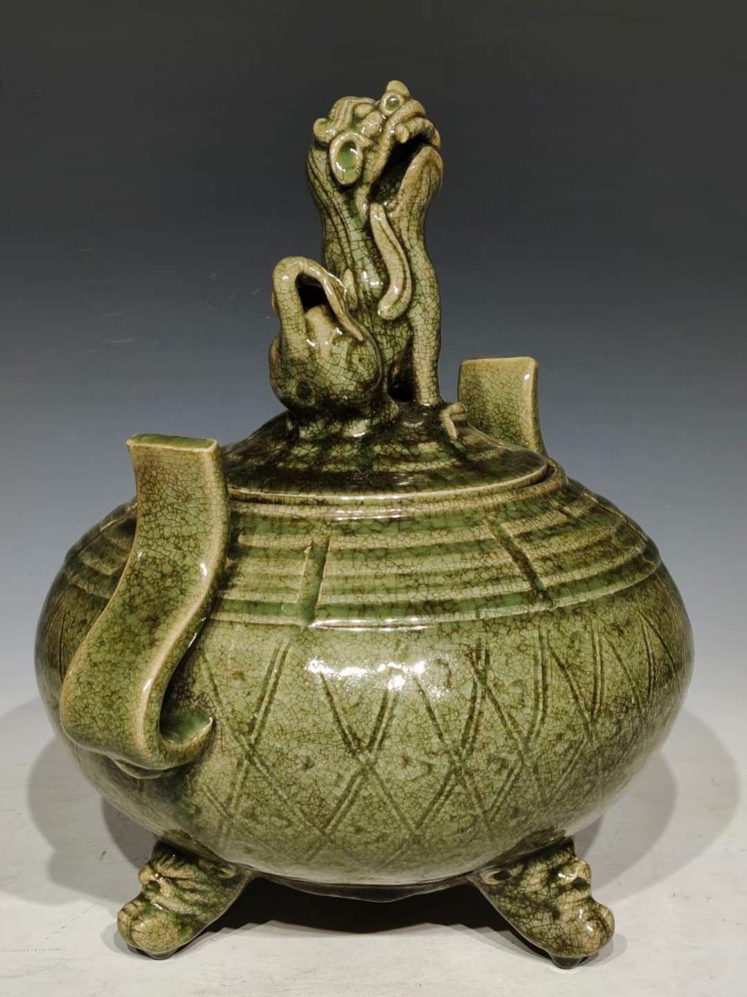 美品.精品龙泉窑青釉暗纹刻瓷八卦纹三足冲耳兽首熏香炉