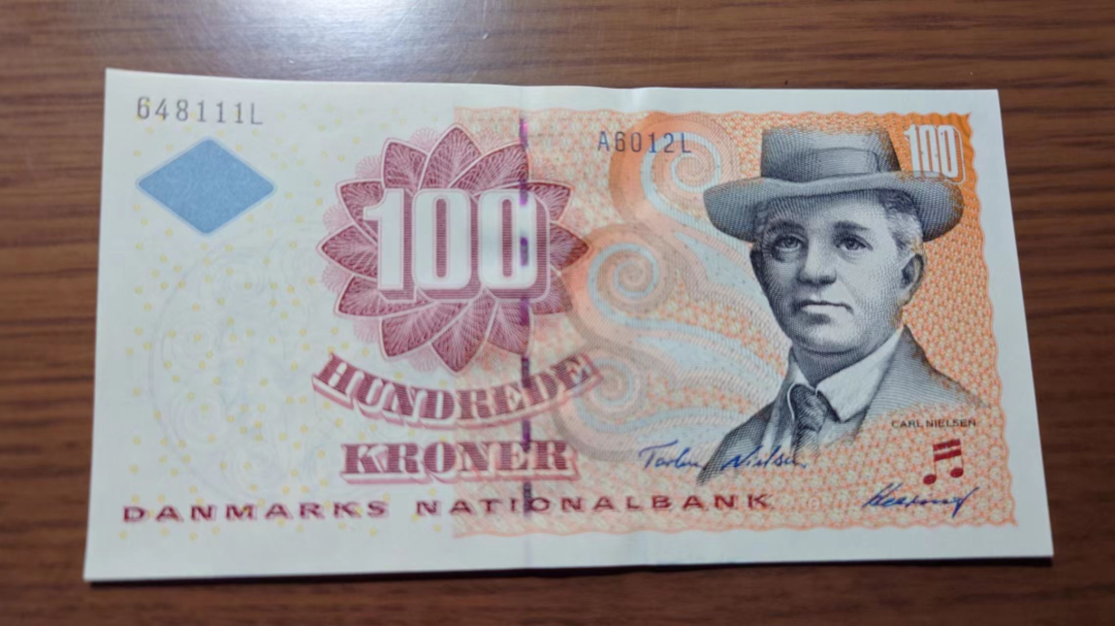 【世界钱币收藏】精选微拍第58期暨2023年第五期 新品裸钞评级币混合场 2001年丹麦100克朗 浮雕初版 全新绝品豹子号111L