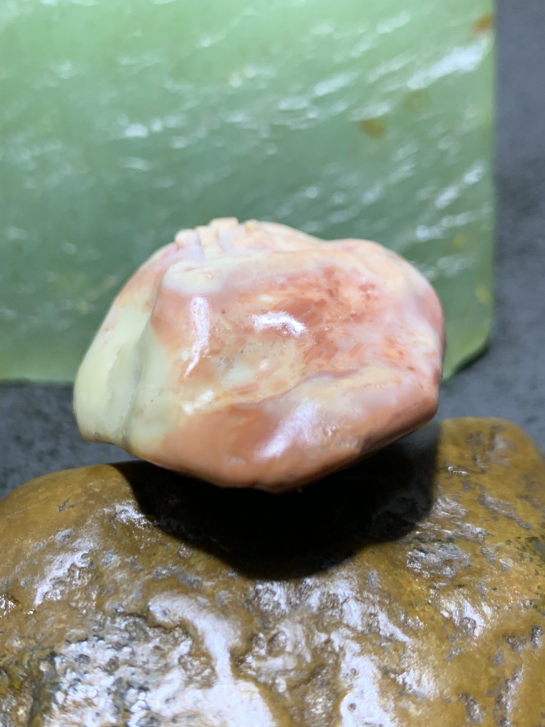 精美戈壁彩玉手工雕刻仁字把件（吊坠)一个！寓意：求仁得仁