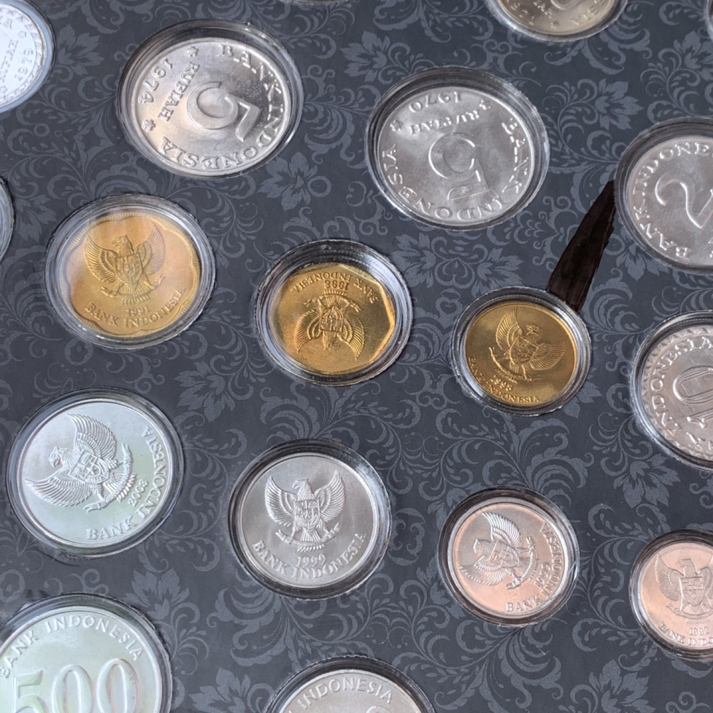 《竞宝斋》第154场-周日，周一，周四 3场 (全场包邮) 印度尼西亚流通币大套盒，内有1951-2016流通币和流通纪念币大全，货主又按照克劳斯目录配全了没收入的5枚，全BU品质大全套 盒子巨大