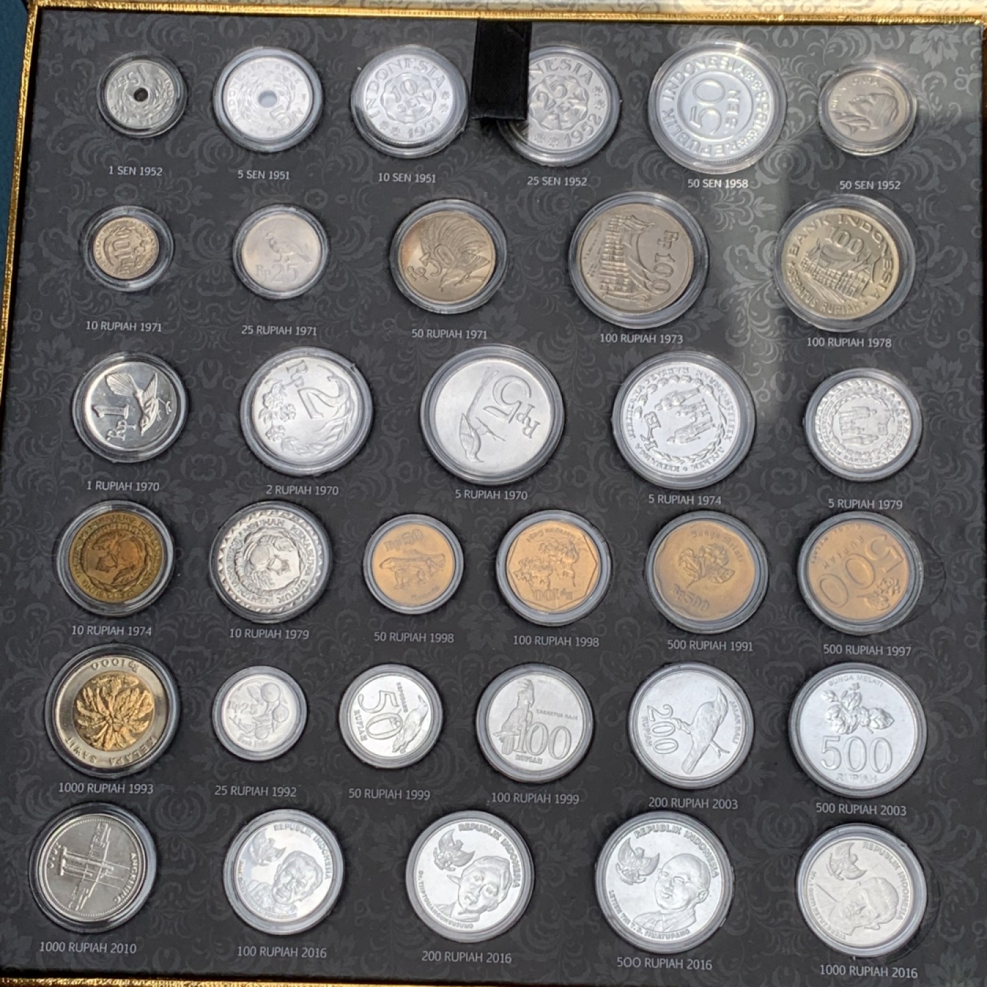 《竞宝斋》第154场-周日，周一，周四 3场 (全场包邮) 印度尼西亚流通币大套盒，内有1951-2016流通币和流通纪念币大全，货主又按照克劳斯目录配全了没收入的5枚，全BU品质大全套 盒子巨大