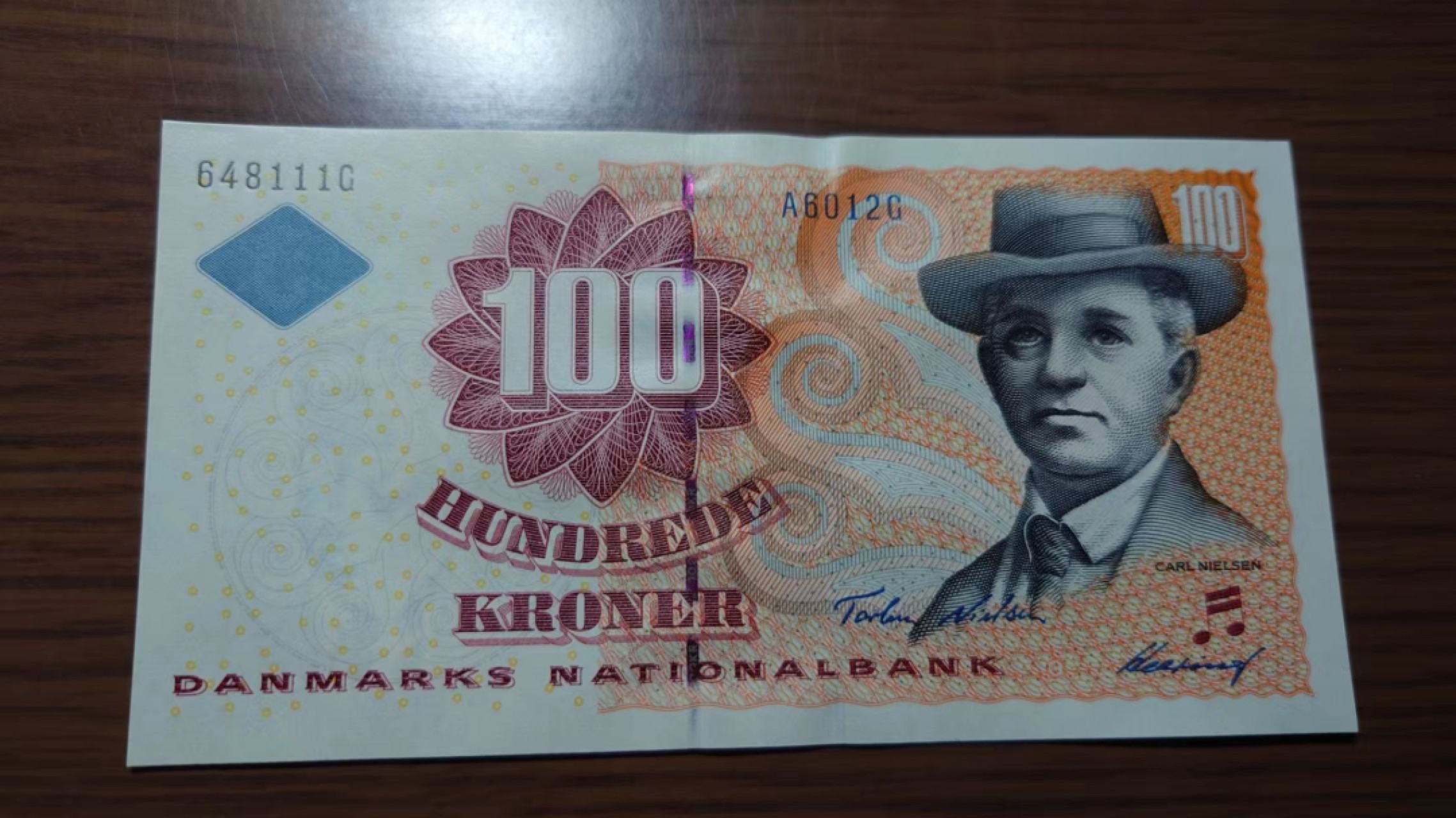 【世界钱币收藏】精选微拍第58期暨2023年第五期 新品裸钞评级币混合场 2001年丹麦100克朗 浮雕初版 全新绝品豹子号111G