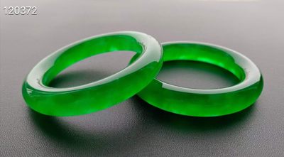 龙石种帝王绿翡翠手镯一对，水头超好，超级完美 93.2/91.2克，口径54/56.5 龙石种帝王绿翡翠手镯一对，水头超好，超级完美 93.2/91.2克，口径54/56.5