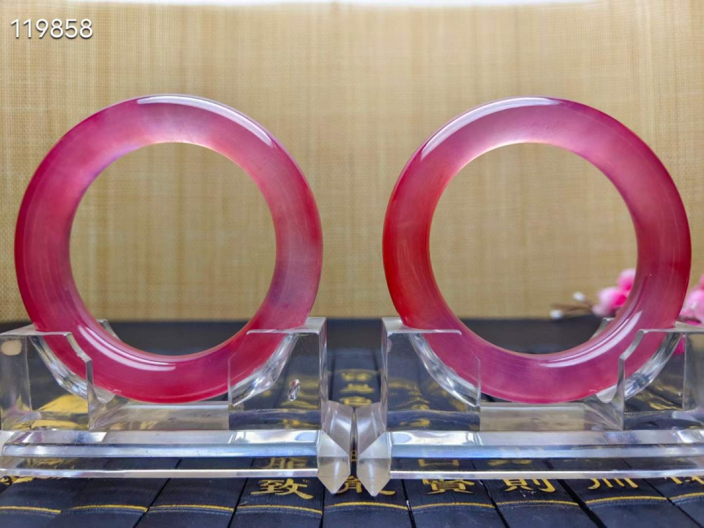 龙石种桃红翡翠手镯一对，水头超好，莹光感超强，重99.3/90.4克