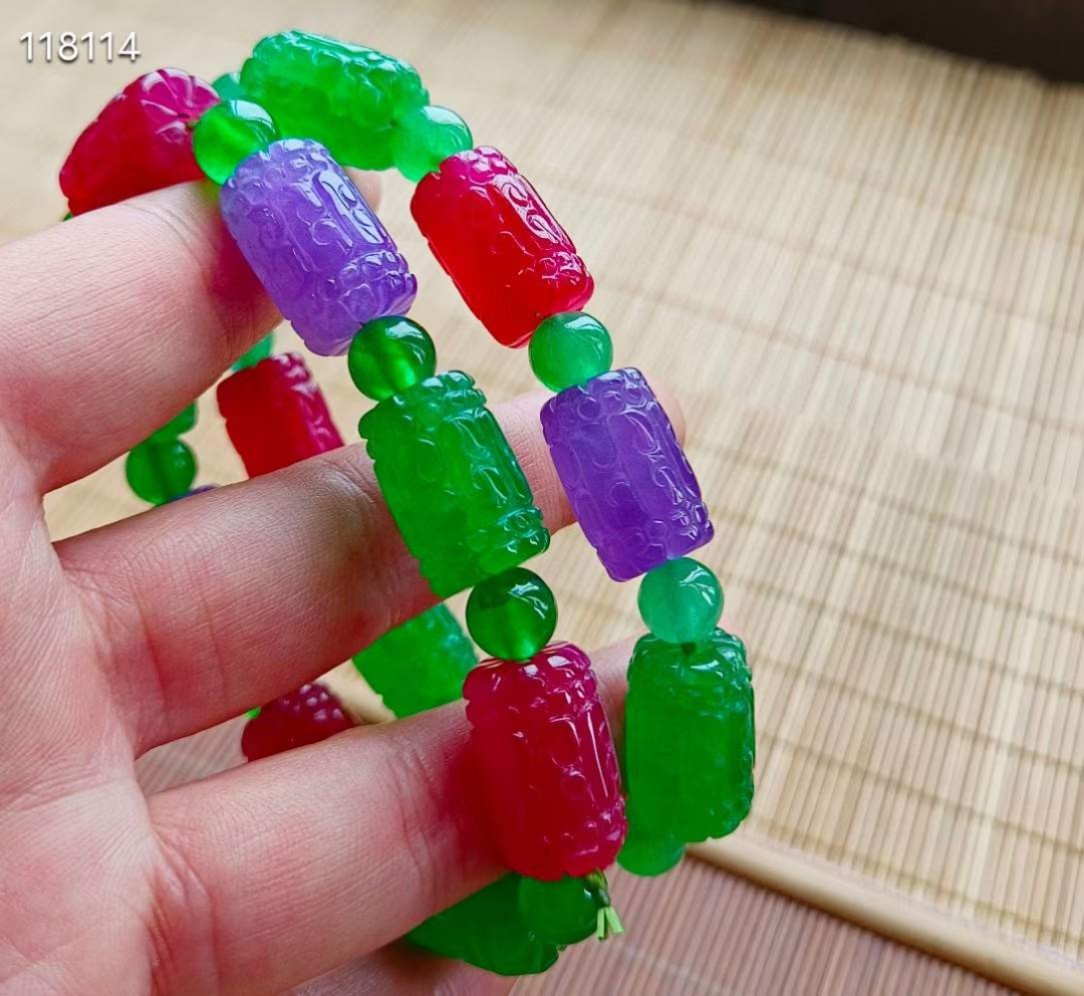顶级龙石种多彩翡翠手串一对，水头超好，超级完美，满工整料雕刻