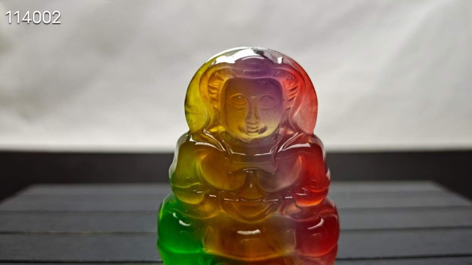 龙石种多彩翡翠观音挂件，整料雕刻，水头超好，超级完美