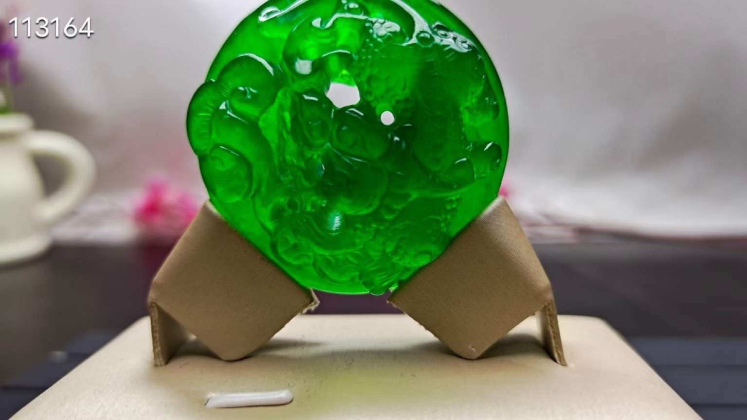 顶级龙石种帝王绿翡翠挂件，整料镂空雕刻，水头超好，超级完美