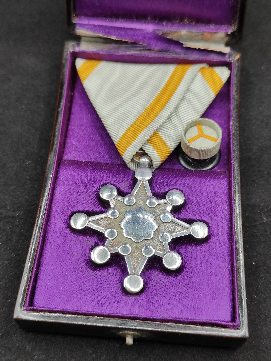 全场0元起拍 第48期 咸鱼国勋章拍卖专场 4月19日（周三）下午6：00开始 日本二战时期八等瑞宝章 银制带略