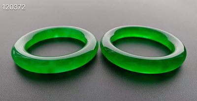 龙石种帝王绿翡翠手镯一对，水头超好，超级完美 93.2/91.2克，口径54/56.5 龙石种帝王绿翡翠手镯一对，水头超好，超级完美 93.2/91.2克，口径54/56.5