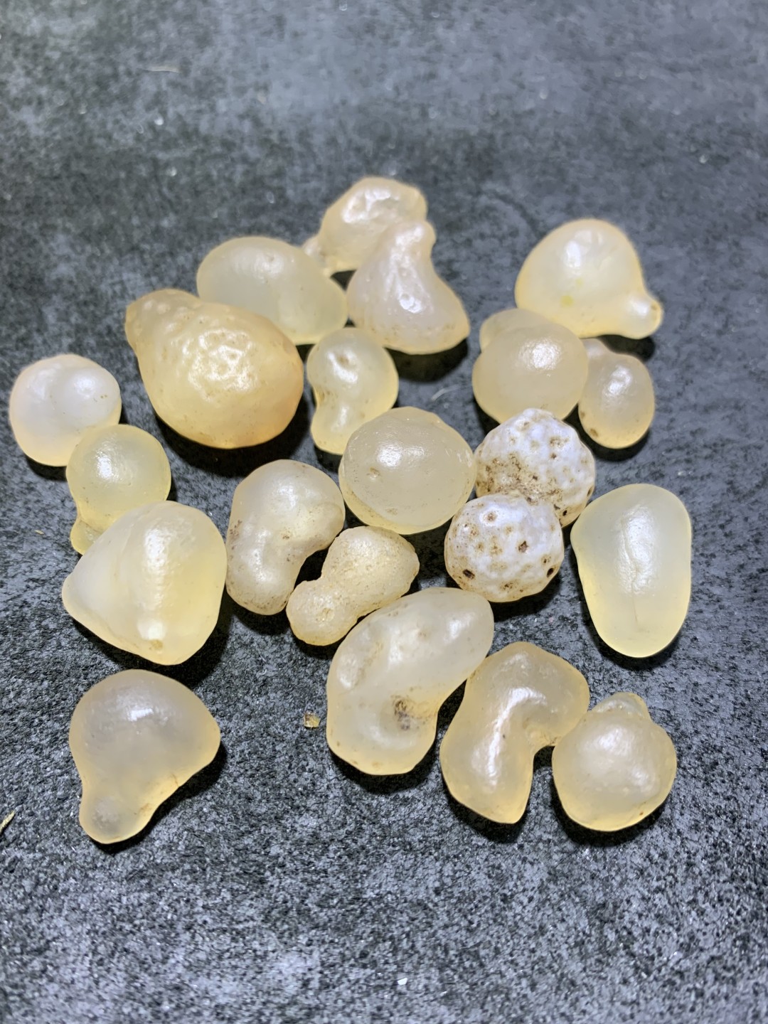 精美天然戈壁白玛瑙葫芦形原石一组，