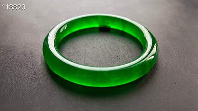 龙石种帝王绿翡翠手镯一对，水头超好，超级完美，重73.5/78克 龙石种帝王绿翡翠手镯一对，水头超好，超级完美，重73.5/78克