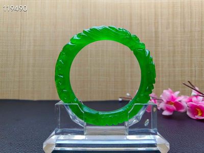 顶级龙石种祖母绿翡翠雕花手镯一对，满工雕刻，超级完美，水头超好，莹光感超强，重70.7/71克，口径61 顶级龙石种祖母绿翡翠雕花手镯一对，满工雕刻，超级完美，水头超好，莹光感超强，重70.7/71克，口径61