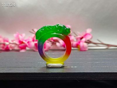 顶级龙石种多彩翡翠雕花马鞍戒指，水头超好，超级完美，整料雕刻 顶级龙石种多彩翡翠雕花马鞍戒指，水头超好，超级完美，整料雕刻