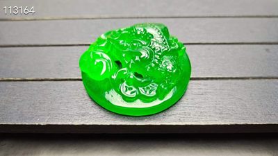顶级龙石种帝王绿翡翠挂件，整料镂空雕刻，水头超好，超级完美 顶级龙石种帝王绿翡翠挂件，整料镂空雕刻，水头超好，超级完美